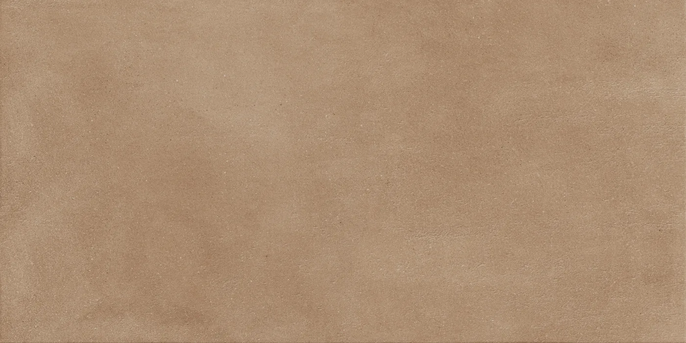 Warm braune Betonoptik-Fliese 60x120 cm mit wolkiger, wie gespachtelt wirkender Schattierung auf der Fläche, matt.