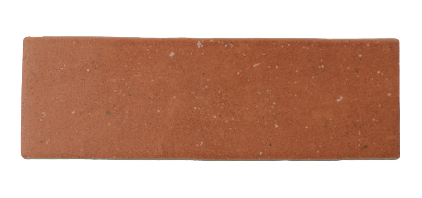 Längliche Wandfliese im Format 5x15 cm in warmem Terrakotta-Braun mit matter, leicht welliger Oberfläche.