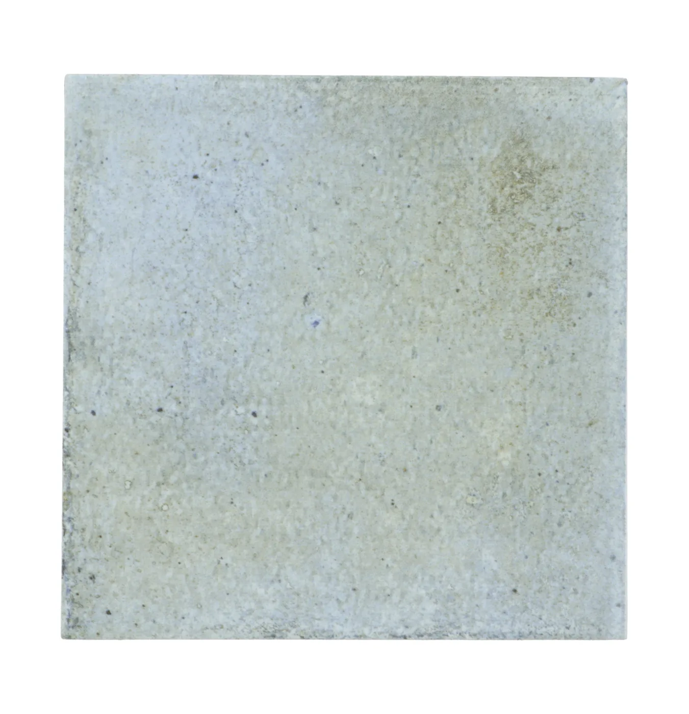 Zart graugrüne matte Keramikfliese 10×10 cm in handgemachter Zellige-Optik mit changierender, lebendiger Lasur.