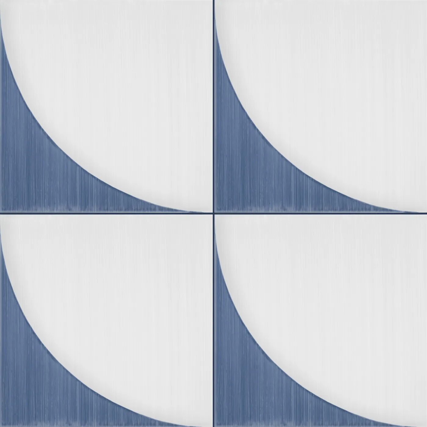 Vier Musterfliesen 20×20 cm mit weißem Viertelkreis, der eine blaue Ecke freilässt, Pinselstriche in der Glasur sichtbar.