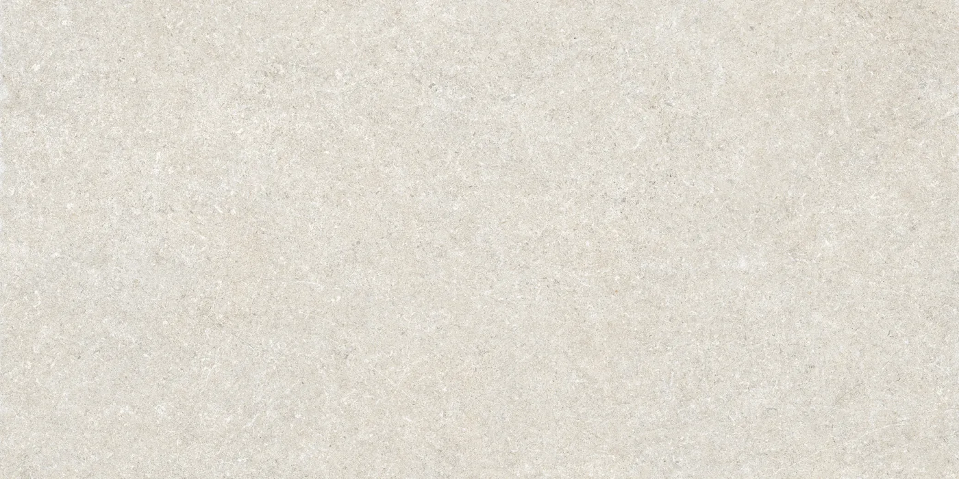 Sandbeige Steinoptik-Fliese 60x120 cm in mattem Finish, feine Körnung mit hellen Einsprengseln über die gesamte Fläche.