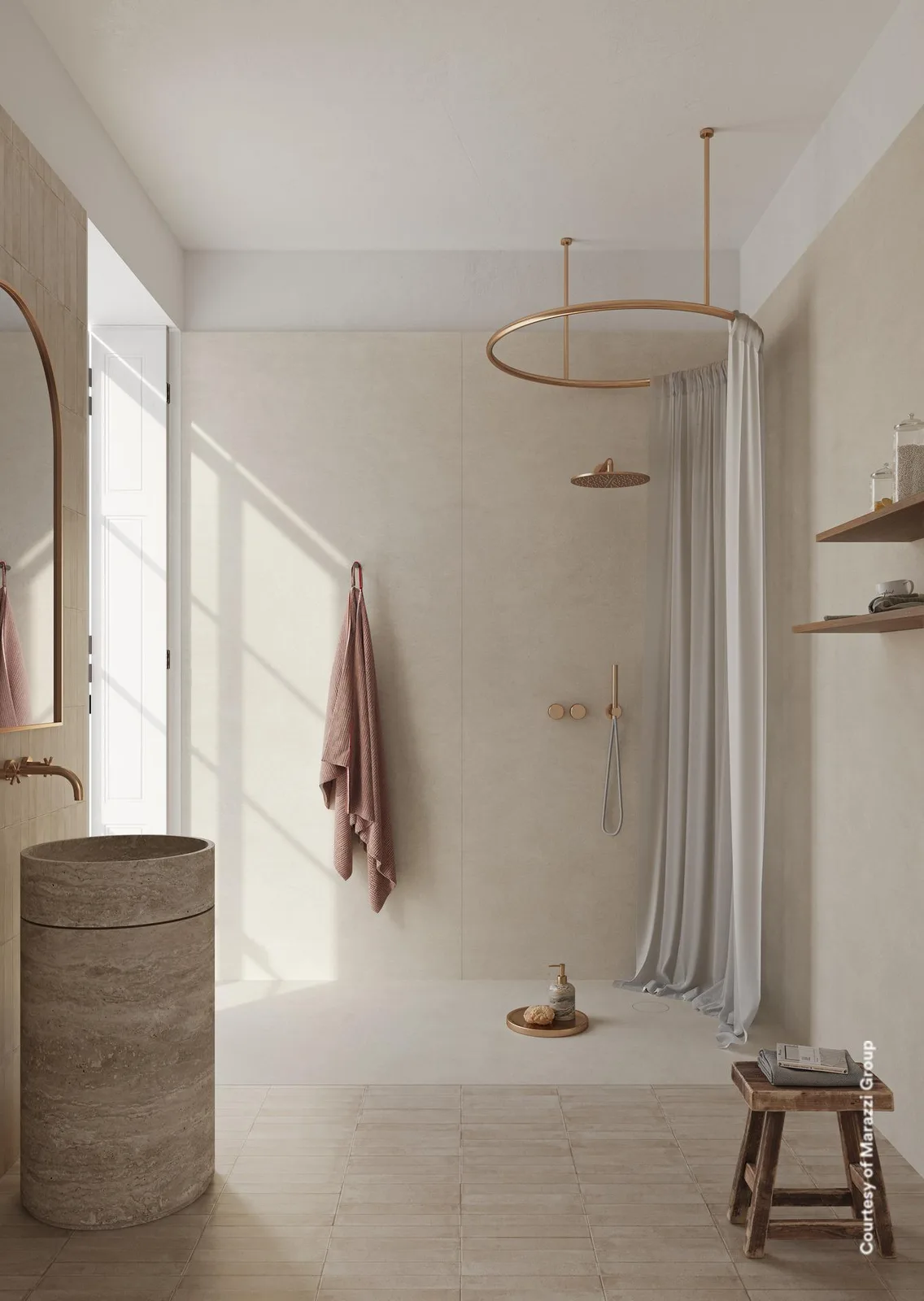 Offene Dusche mit Ringbrause und Vorhang, runder Waschtisch und Holzhocker vor Wänden in hellem Sandbeige.