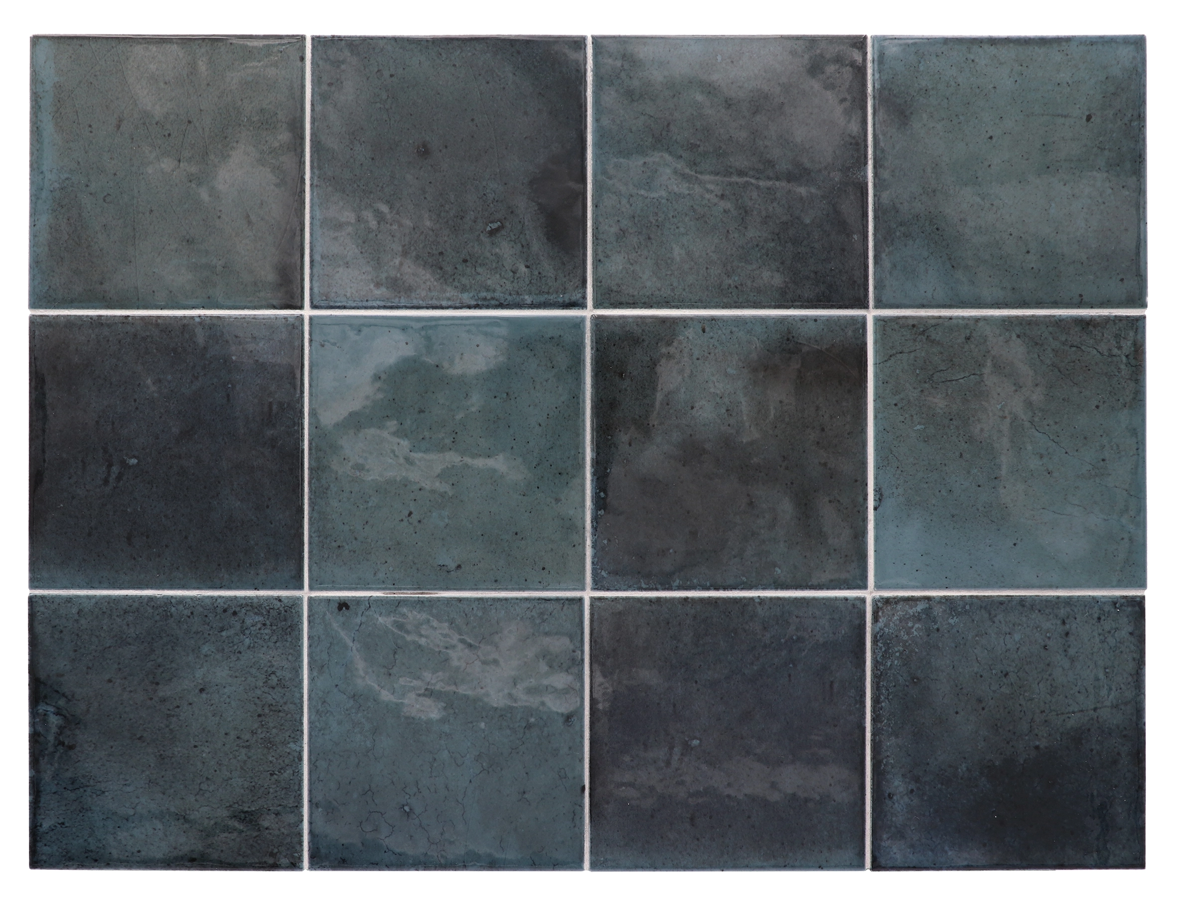 Verlegte Hanoi Blue Night Wandfliesen im Format 10x10 cm. Lebhafte V4 Variation der Glasur, im Raum verbaut.