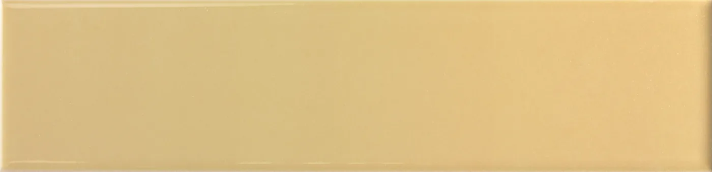 Rechteckige Wandfliese in goldenem Ockerbeige, glänzend, glatte einfarbige Oberfläche, im Format 6x24,6 cm.