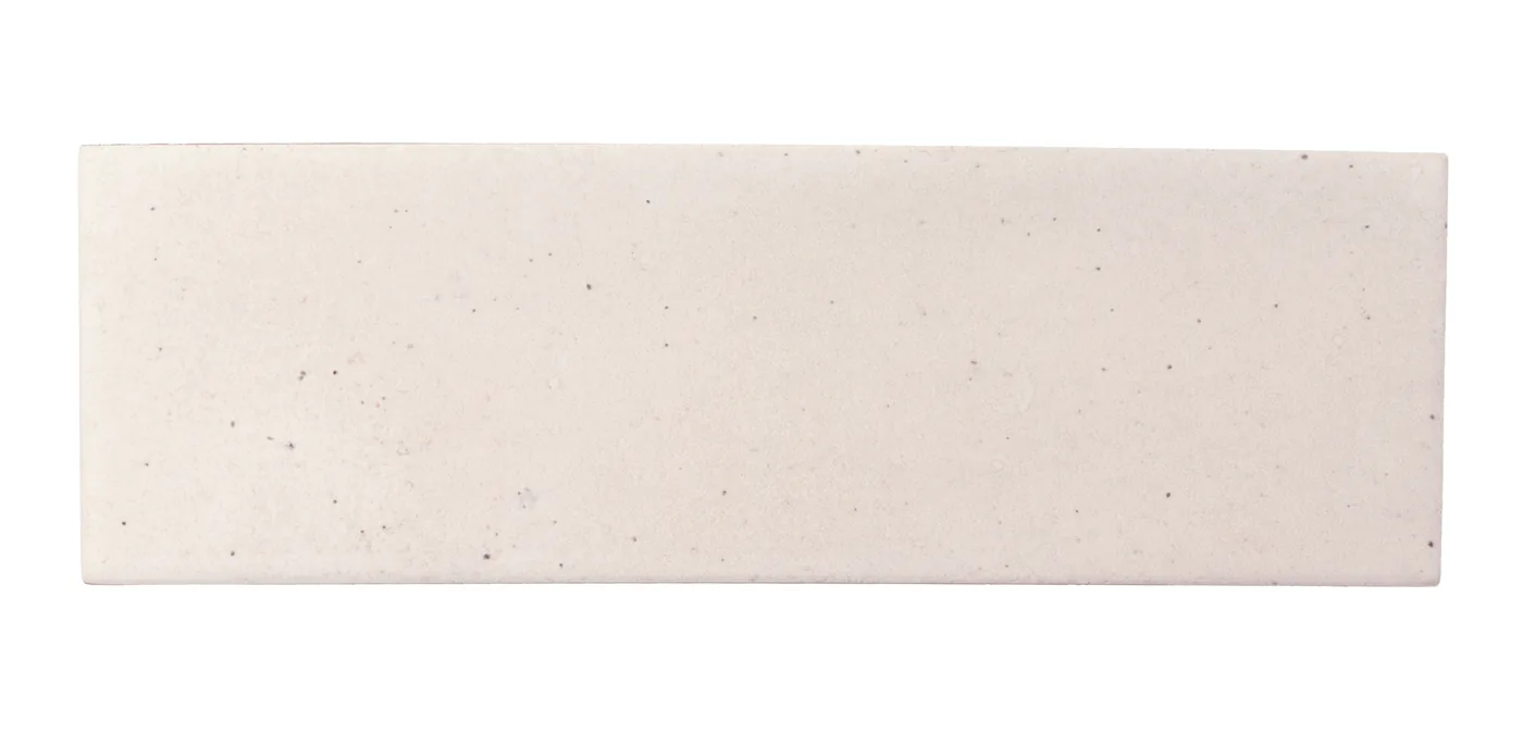 Cremeweiße matte Keramikfliese 6×18,6 cm in handgemachter Zellige-Optik mit changierender, lebendiger Lasur.