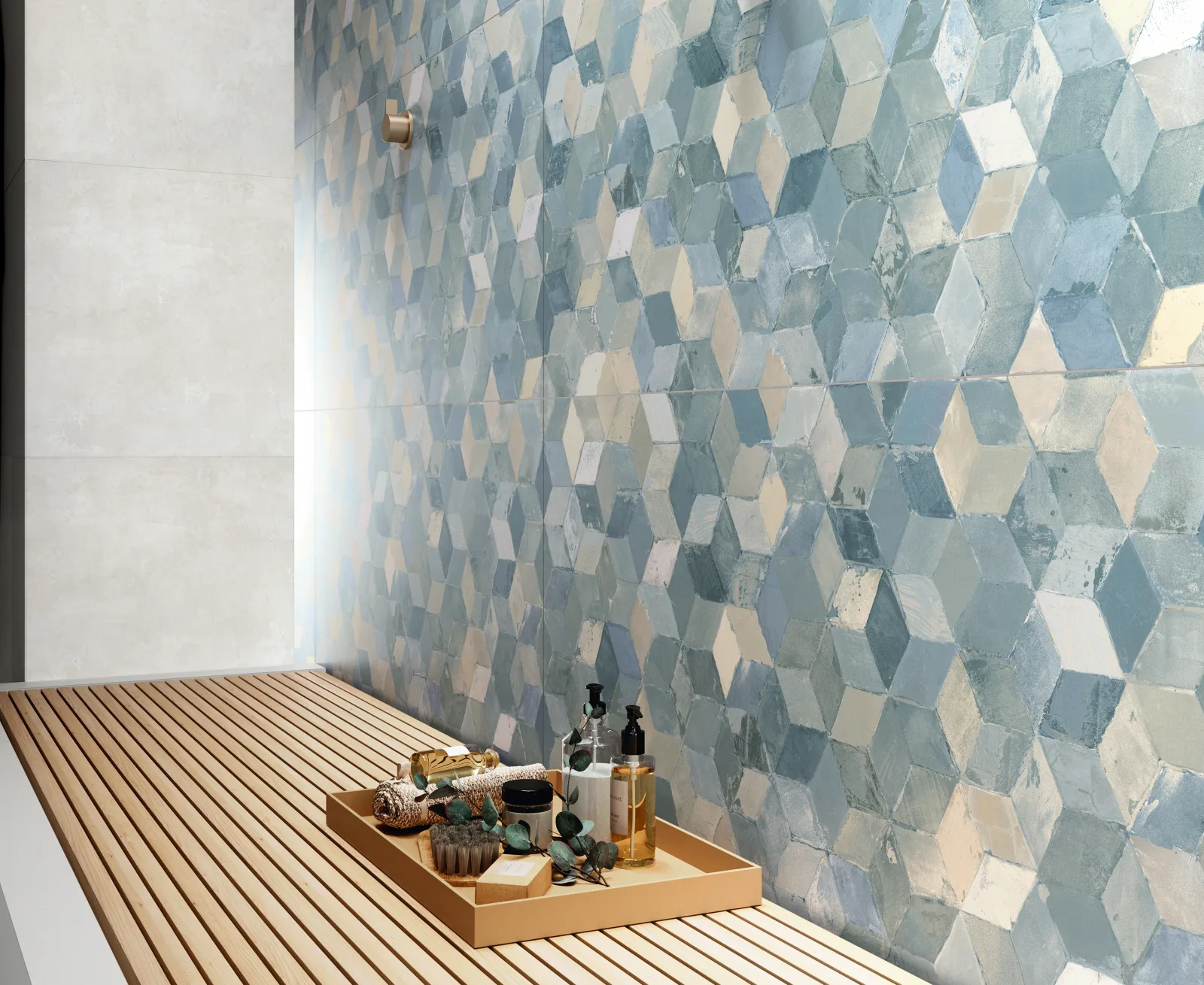 Wellnessbereich mit blauer Hexagon-Reliefwand und Holzrost, Naxos Pictura Faber Aquileia 60x120 cm.