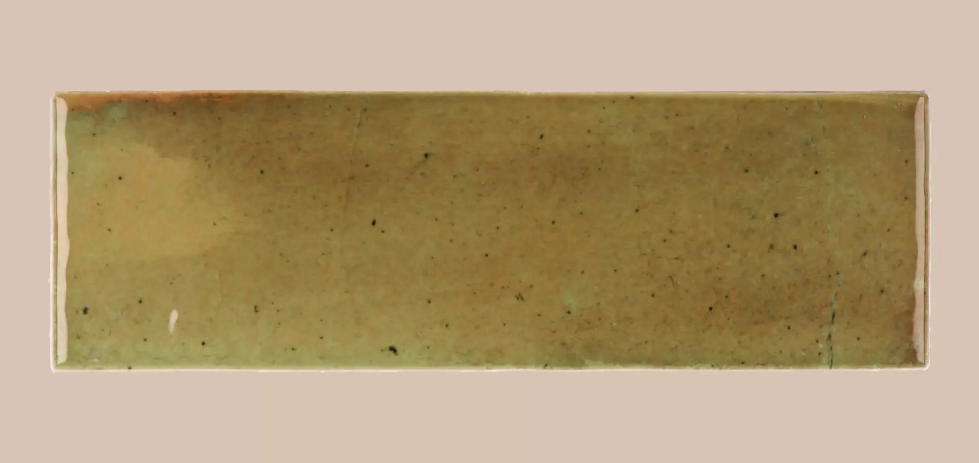 Hanoi Wandfliese in Wild Olive Glasur, Format 5,1x16,1 cm, Studio Aufnahme frontal vor weißem Hintergrund.
