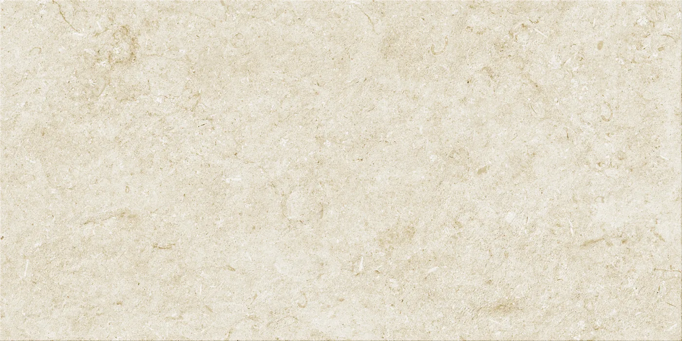 Cremebeige Kalksteinoptik im Format 60×120 cm, matt, mit feiner Körnung und hellen Einschlüssen.