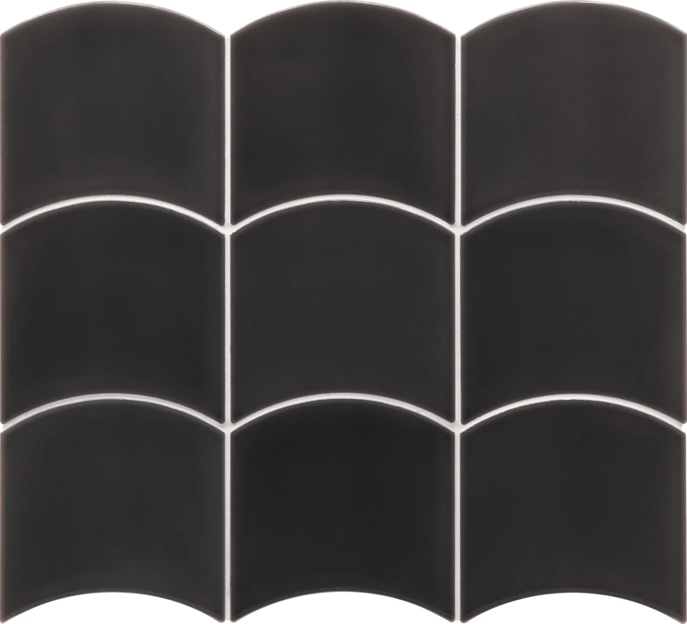 Schwarze glänzende Wandfliesen mit gewellter Ober- und Unterkante, flächig im Wellenmuster verlegt.