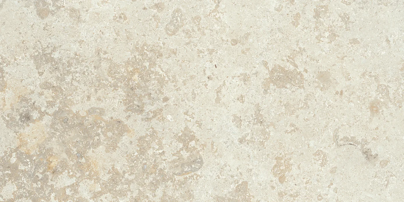 Hellbeige Steinoptik-Fliese mit wolkigen gelblichen und grauen Einschlüssen, 30×60 cm, in samtig matter Oberfläche
