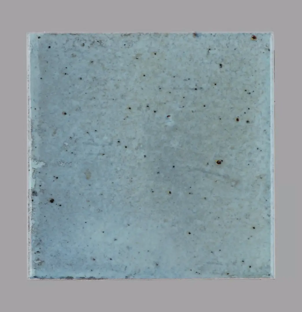 Hanoi Wandfliese in Sky Blue Glasur, Format 10x10 cm, Studio Aufnahme frontal vor weißem Hintergrund.