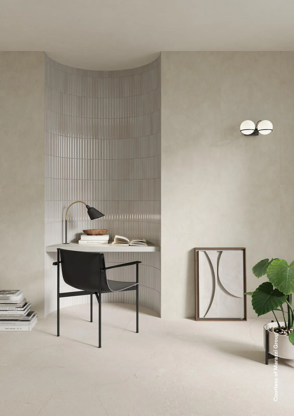 Arbeitsecke mit Schreibtisch und Stuhl, Wände mit cremeweißen Wandfliesen in Kalkputzoptik und gerundeter Nische