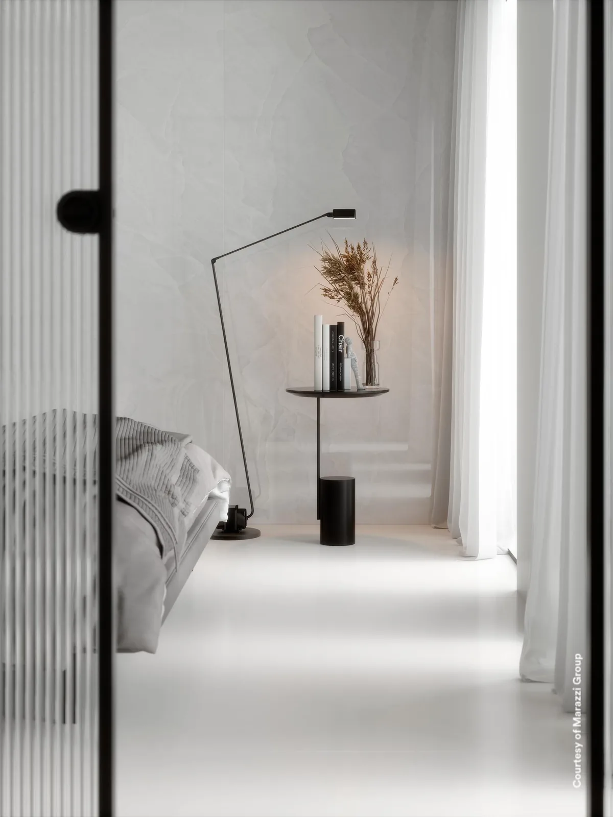Schlafzimmer hinter geriffelter Glastür, Boden und Wand in weißer Marmoroptik, Stehleuchte und Beistelltisch.