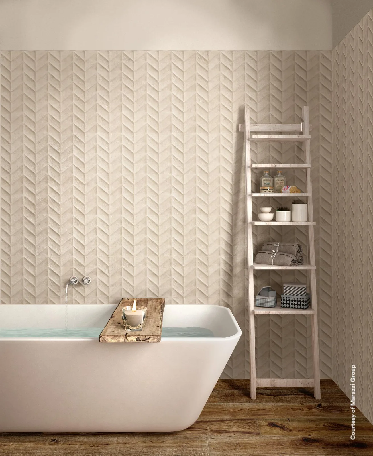 Badezimmer mit Marazzi Work Struttura 3D Spike Beige 30x90 an der Wand, freistehende Badewanne und Holzleiter