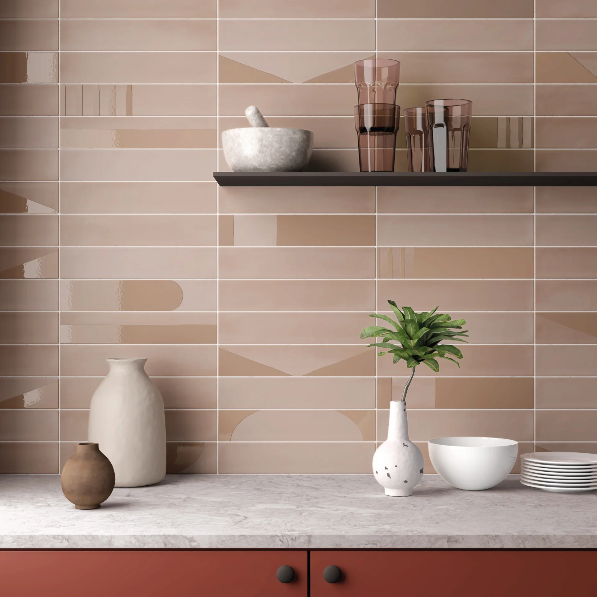 Küchenwand aus altrosa Riemchen mit Glanzdekor, dunklem Wandregal, Keramikvasen und Marmorplatte.