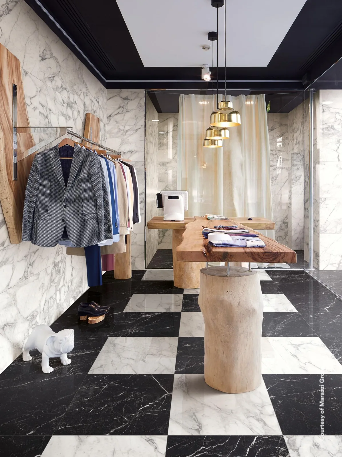 Ladenraum mit schwarz-weißem Schachbrettboden, gefliest mit Marazzi Allmarble Elegant Black in 60x60cm.