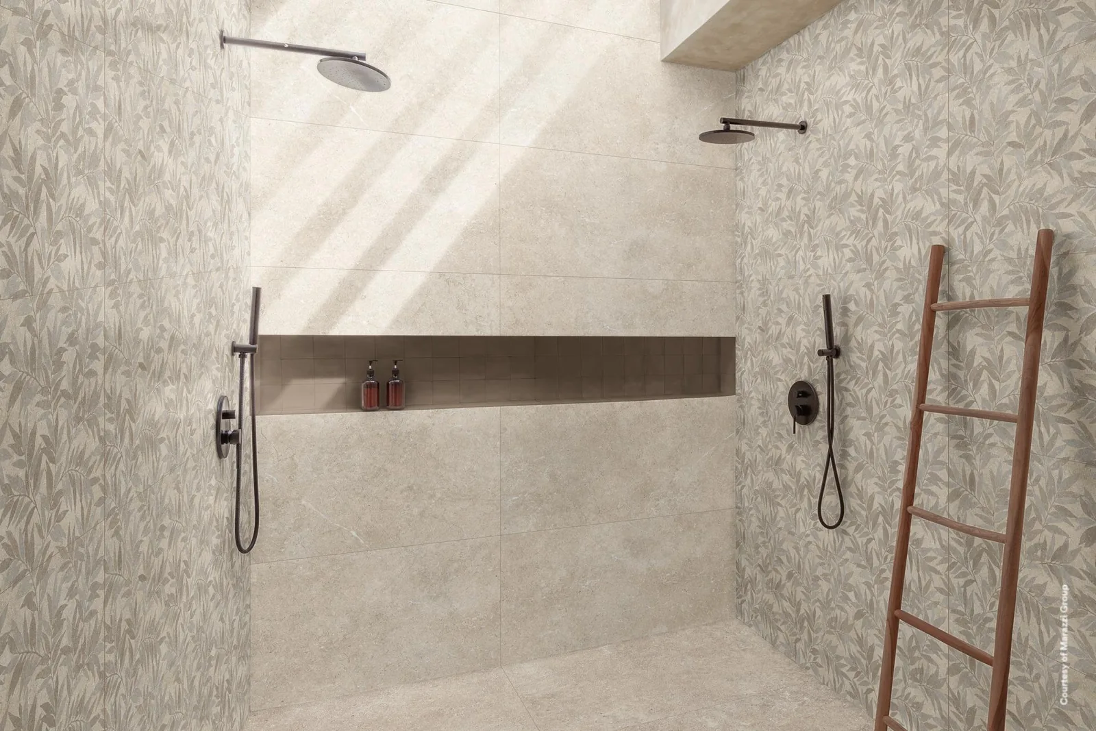 Walk-in-Dusche mit sandbeigen Wandfliesen in Steinoptik und Seitenwänden im Blättermuster, dazu eine Holzleiter.