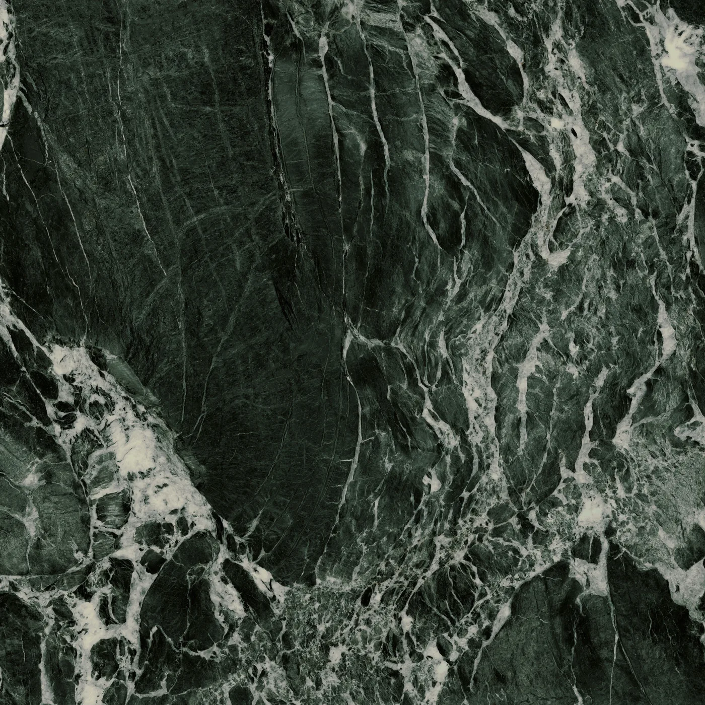 Dunkelgrüne Marmoroptik-Platte im Format 120x120 cm mit matter Oberfläche und feinen weißen Adern.