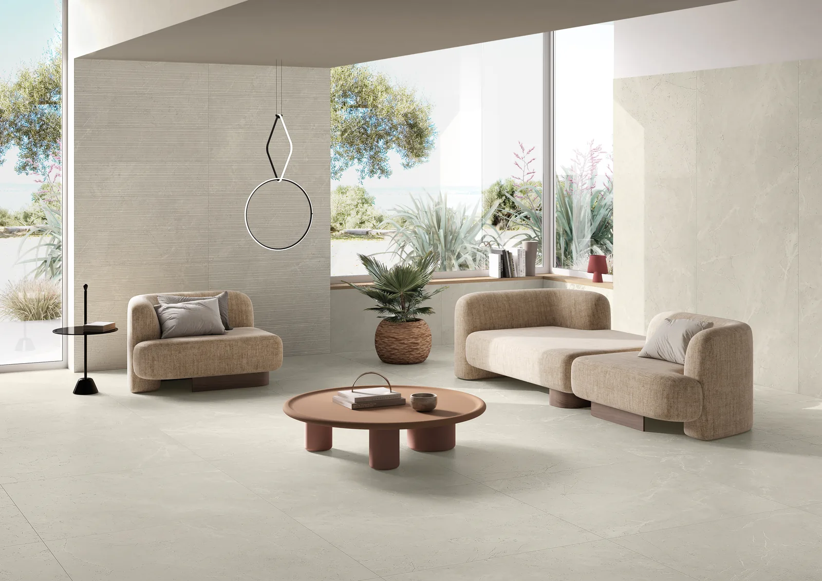 Heller Wohnraum mit elfenbeinweißen Fliesen an Boden und Wänden, Sitzmöbel in Beige und großen Fenstern zum Garten.