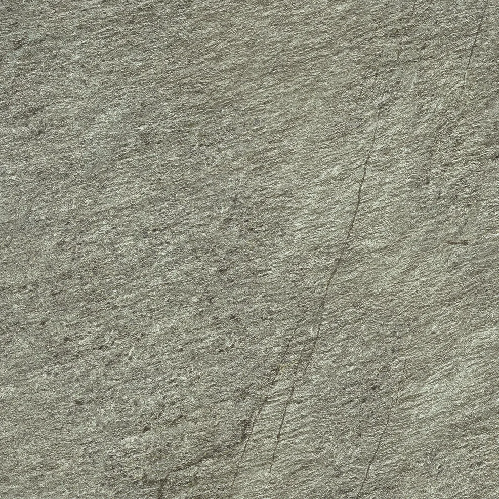 Graubraune Natursteinoptik im Format 60×60 cm mit rostbraunen Adern und körniger, matter Quarzit-Fläche.