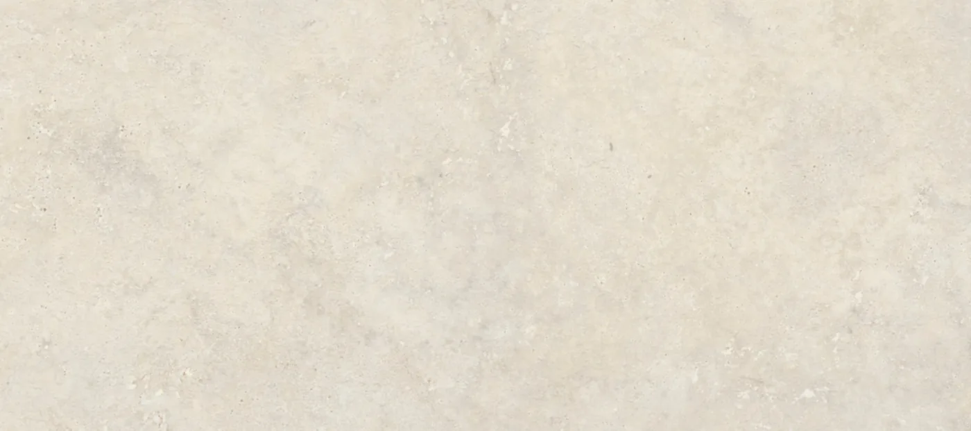 Hellbeige Wandfliese 60×135 cm in Travertinoptik mit feinen Poren und sanften Farbwechseln, matt