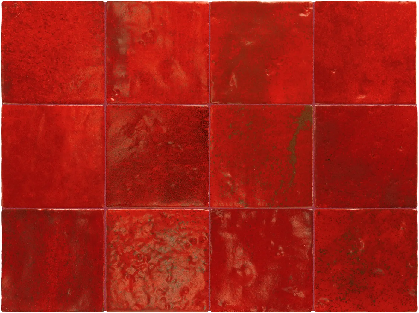 Leuchtend rote glänzende Steingut-Wandfliese, 10×10 cm, quadratisch im Raster verlegt, mit changierendem Farbspiel.