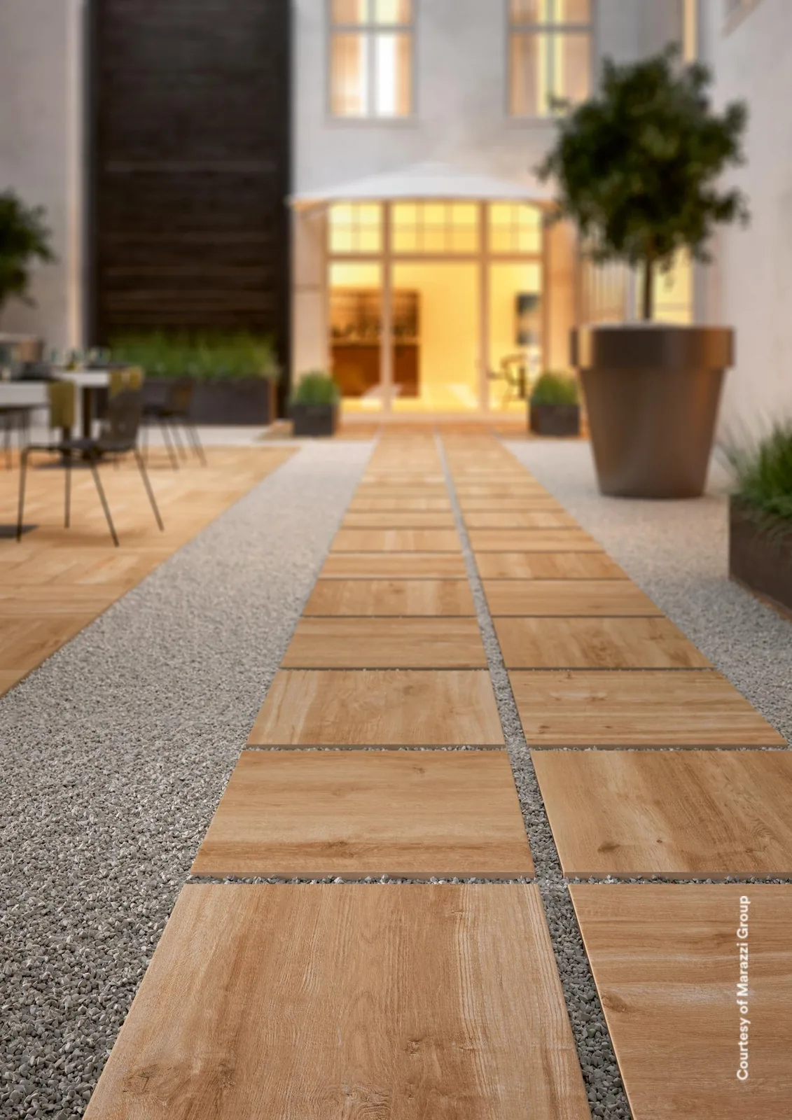 Marazzi Treverkhome20 Larice: Gartenweg aus Holzoptik-Platten im Kiesbett, führt auf einen Hauseingang mit Bäumen zu