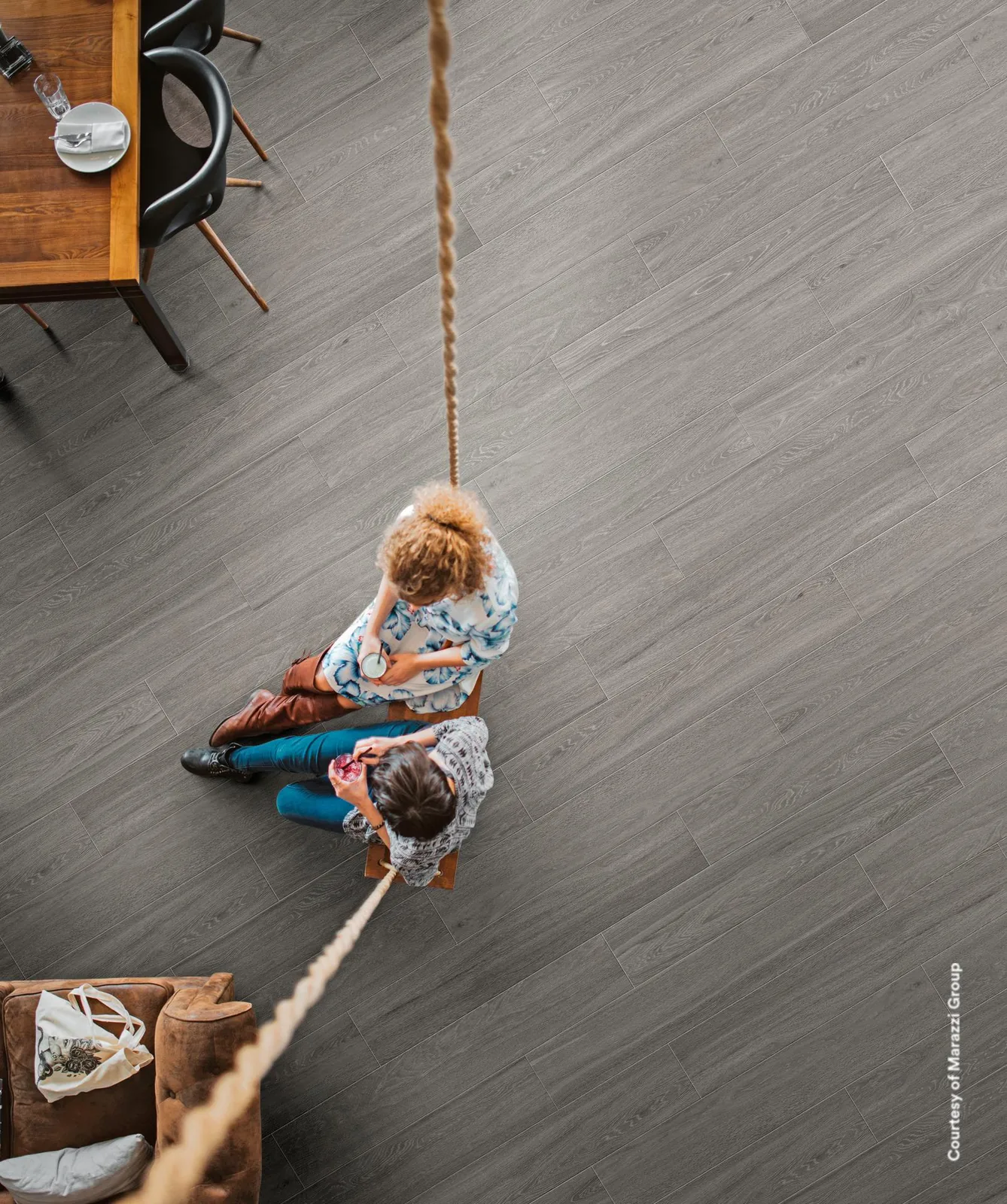 Blick von oben auf zwei Personen an einem Seil, Boden in grauer Holzoptik Rovere Grigio 20x120 cm