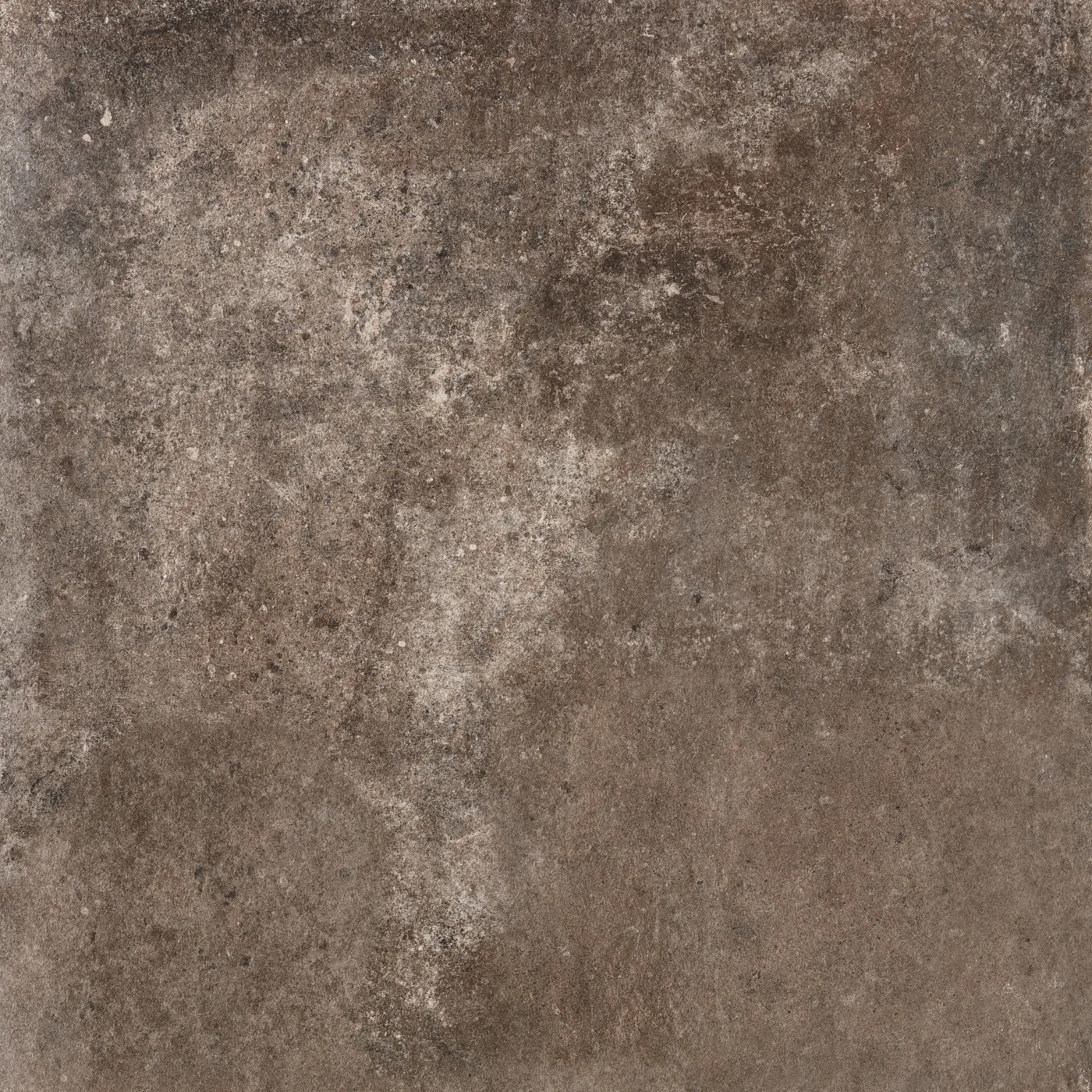 Warm graubraune Steinoptik-Fliese 60x60 cm, matt, mit wolkiger Struktur und helleren Mineralflecken.