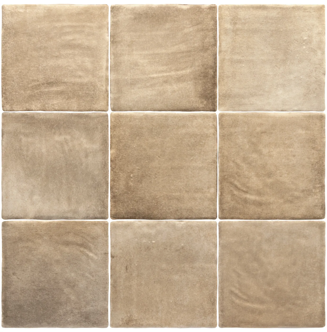 Warm zimtbraune Steingut-Wandfliesen im Format 10×10 cm im Raster verlegt, matte Oberfläche mit wolkigen Farbnuancen.