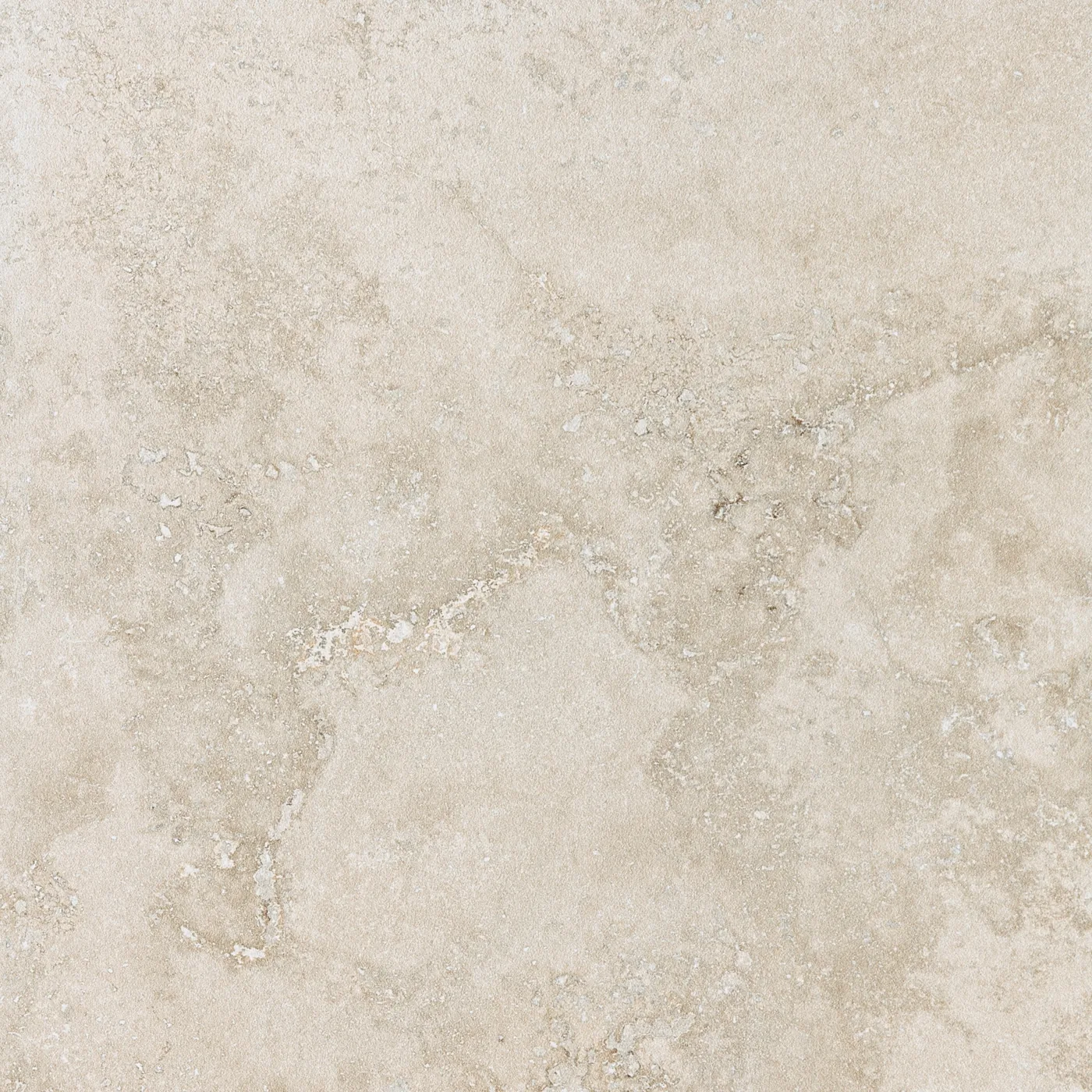 Warm sandfarbene Steinoptik-Fliese 80x80 cm, mattes Finish, feine Porung und helle Kalkeinschlüsse sichtbar.
