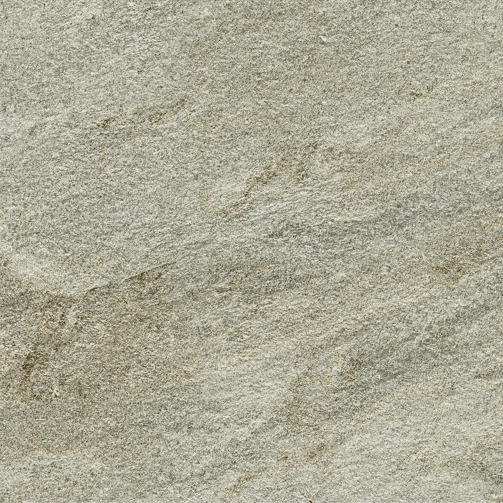 Hellgraue Natursteinoptik im Format 60×60 cm mit feiner diagonaler Aderung und vereinzelten braunen Einschlüssen.