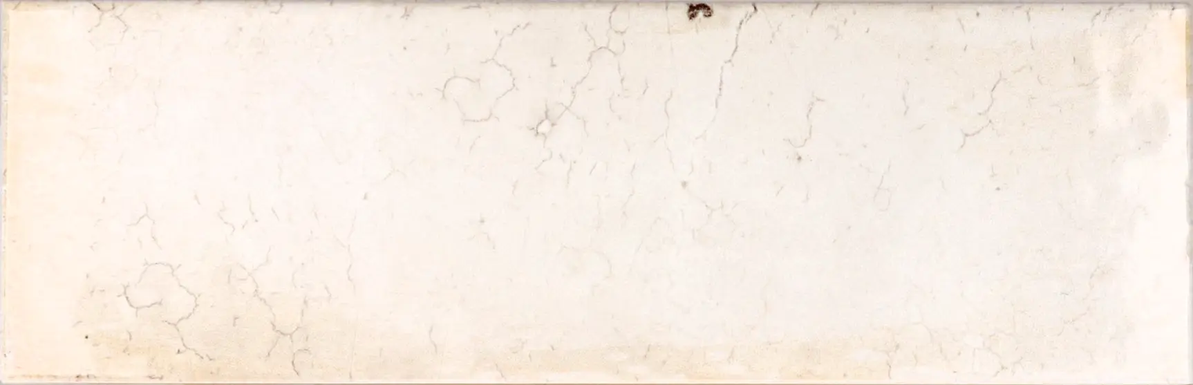 Hanoi Wandfliese in White Glasur, Format 6,5x20 cm, Studio Aufnahme frontal vor weißem Hintergrund.