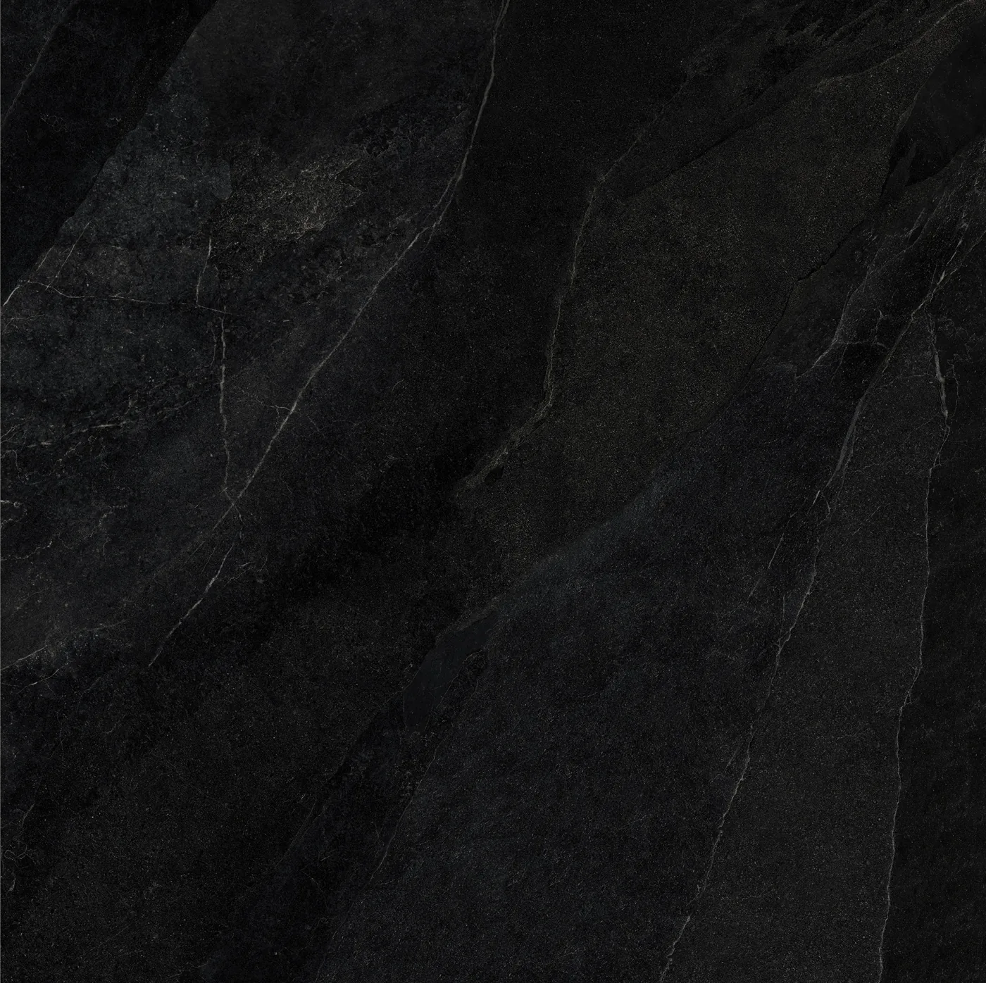 Fast schwarze Fliese 120×120 cm in Schieferoptik mit feinen hellen Adern und mattem Finish