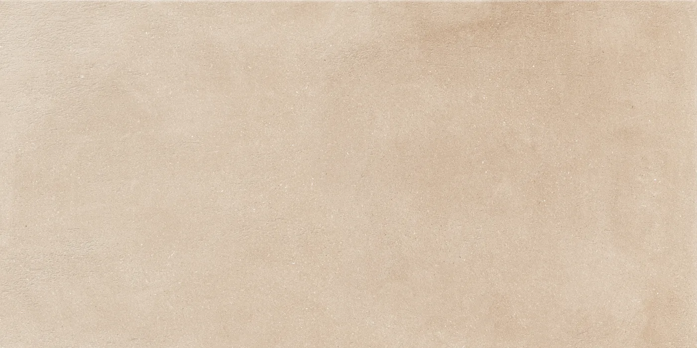 Warm beige Betonoptik-Fliese 60x120 cm mit wolkiger, wie gespachtelt wirkender Schattierung auf der Fläche, matt.