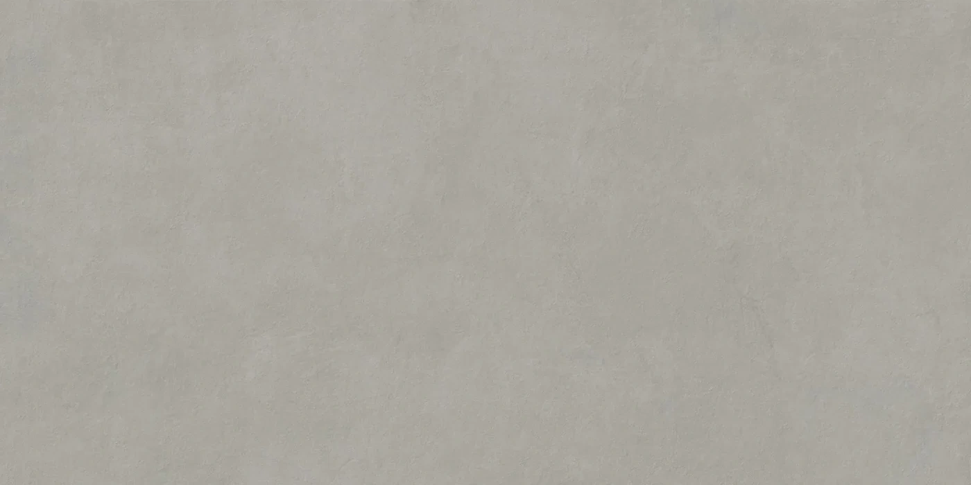 Matte Fliese in Betonoptik, 160×320 cm, in hellem Grau mit wolkiger Zementstruktur, frontal als ganze Platte.