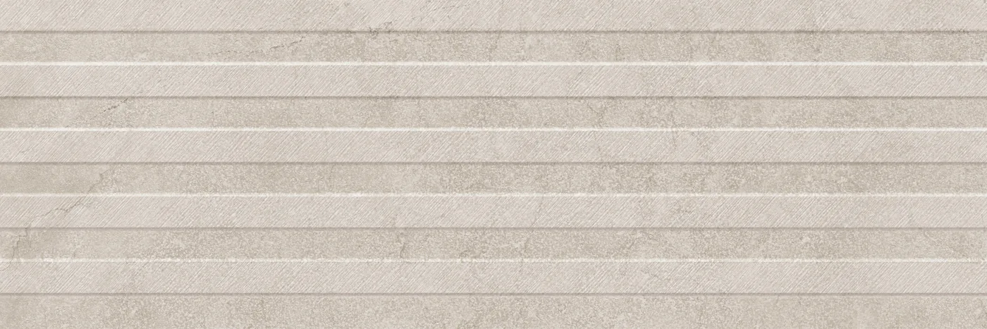 Graubeige Wandfliese 30x90 cm mit waagerechtem Relief aus glatten und fein gerillten Bändern in Steinoptik.