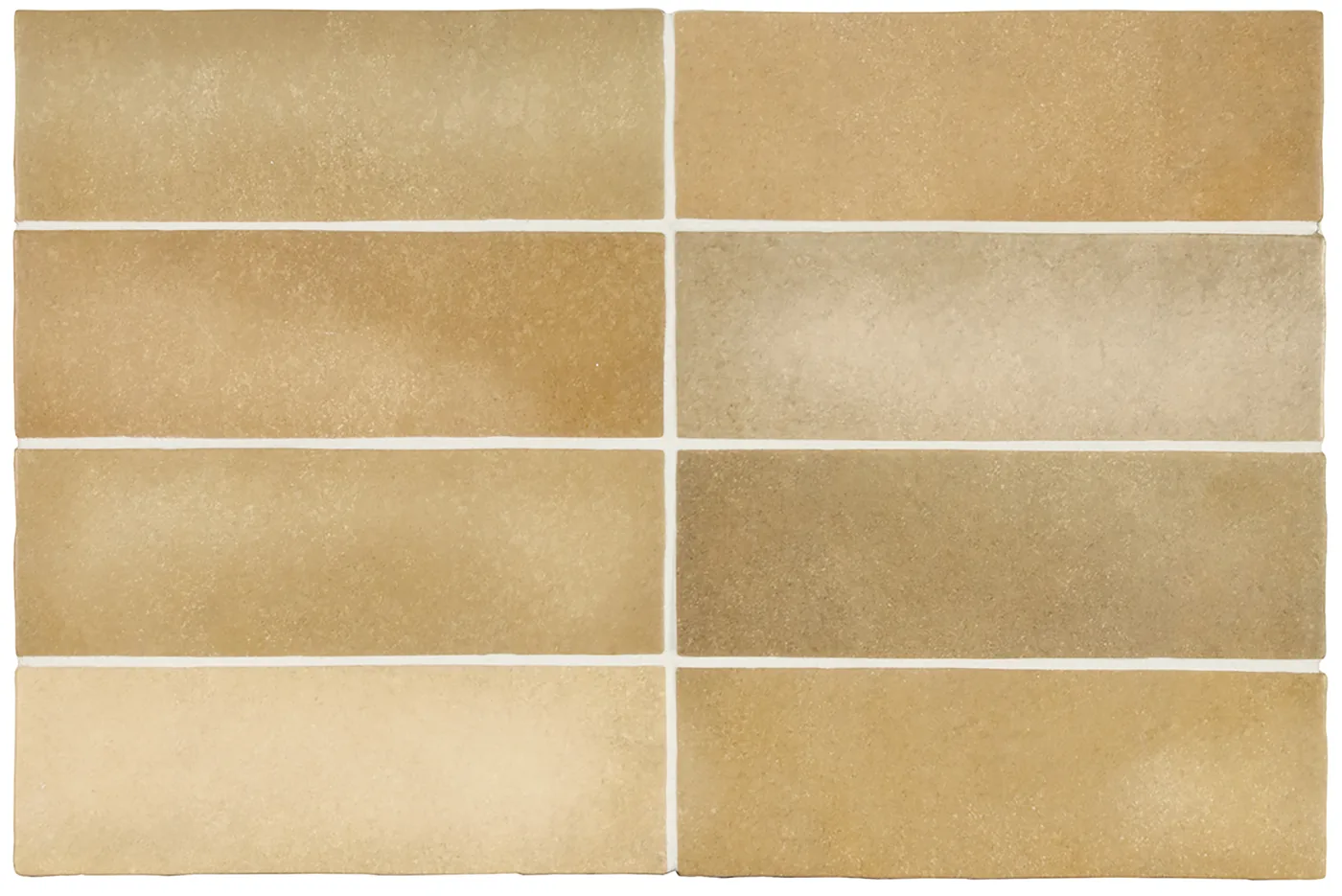 Warm sandbraune matte Steingut-Wandfliese, 6,5×20 cm, als Riemchen in Reihen verlegt, mit changierendem Farbspiel.