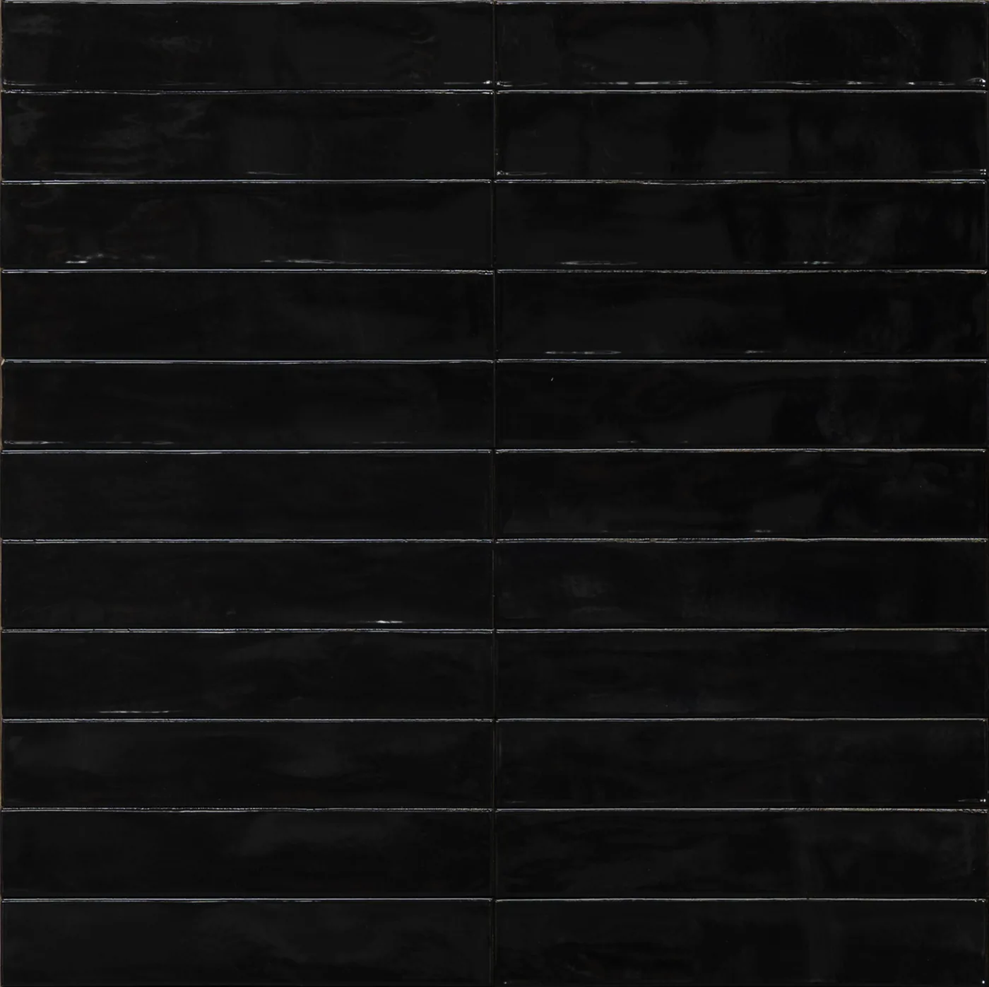 Glänzende Wandfliese 5,3x30 cm in tiefem Schwarz, schmale Riemchen mit leicht welliger Glasur und unregelmäßigen Kanten