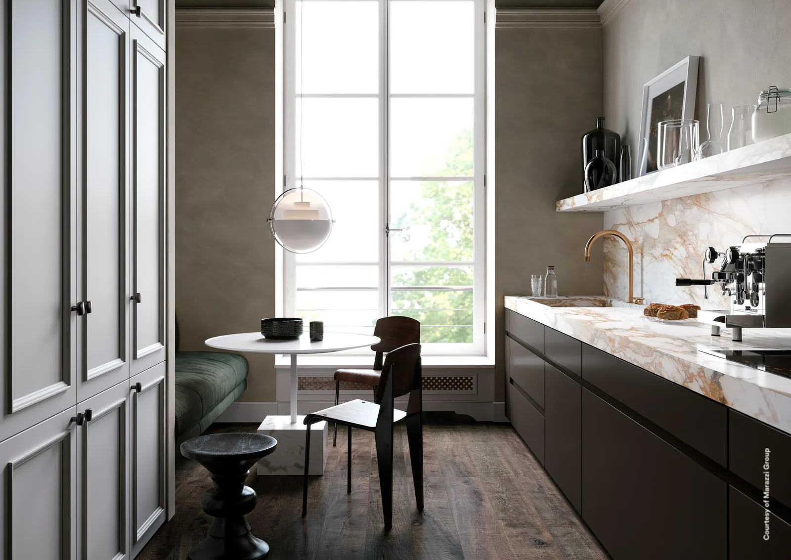Küche mit schwarzen Unterschränken, Arbeitsplatte und Rückwand in weißer Marmoroptik mit grauen und goldbraunen Adern.