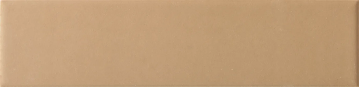 Rechteckige Wandfliese in sanftem Karamellbeige, matt, glatte einfarbige Oberfläche, im Format 6x24,6 cm.