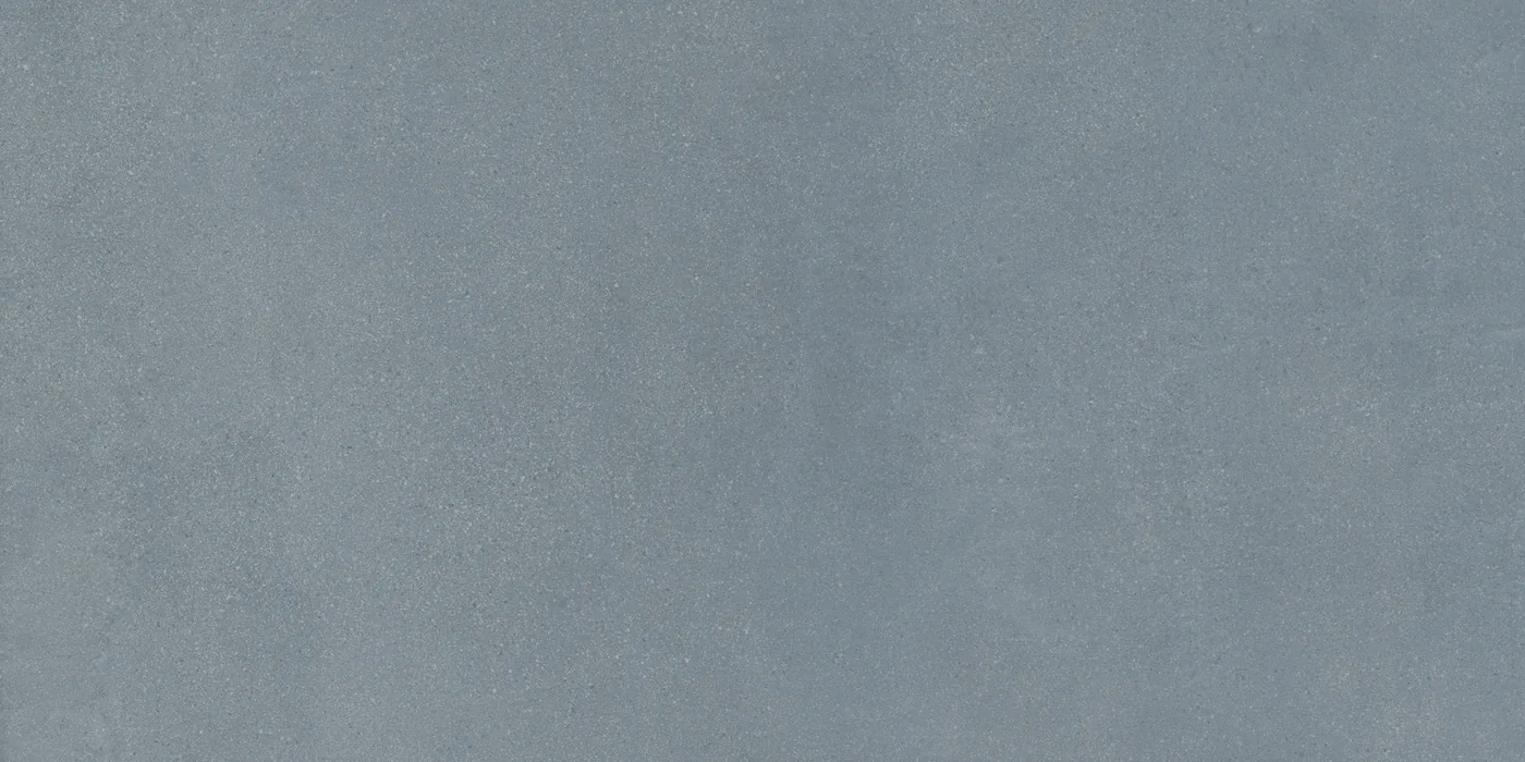 Blaugraue Betonoptik-Fliese 30x60 cm mit wolkiger, wie gespachtelt wirkender Schattierung, matte Oberfläche.