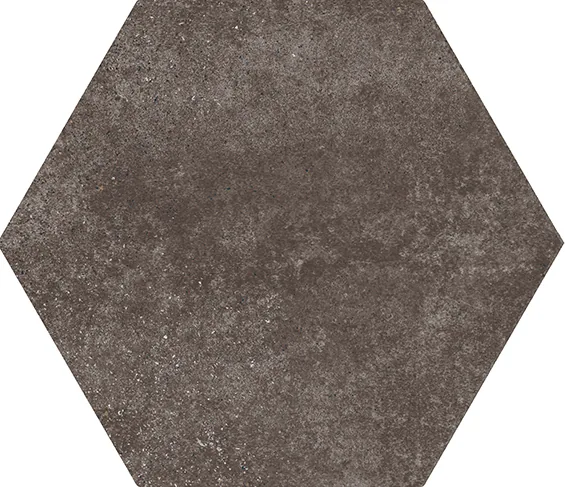 Sechseckfliese in dunklem Schokobraun mit matter, wolkiger Zementoptik im Format 17,5×20 cm.