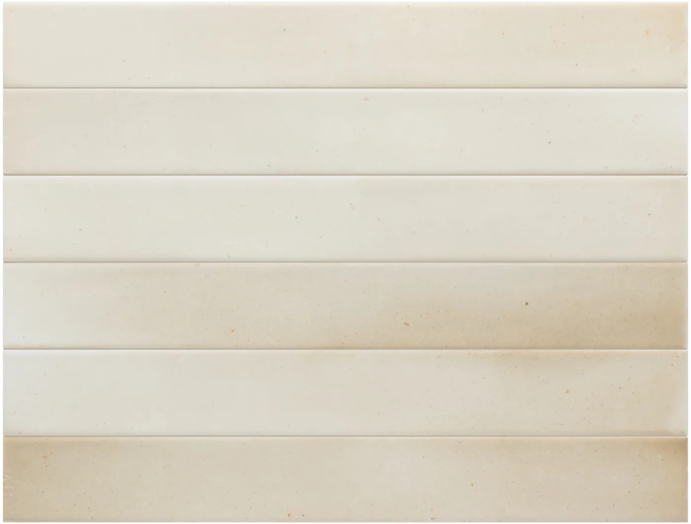 Cremeweiße Wandfliese im 5×40-cm-Riemchenformat, matt glasiert mit sanften Beigenuancen und leicht changierender Oberfläche.