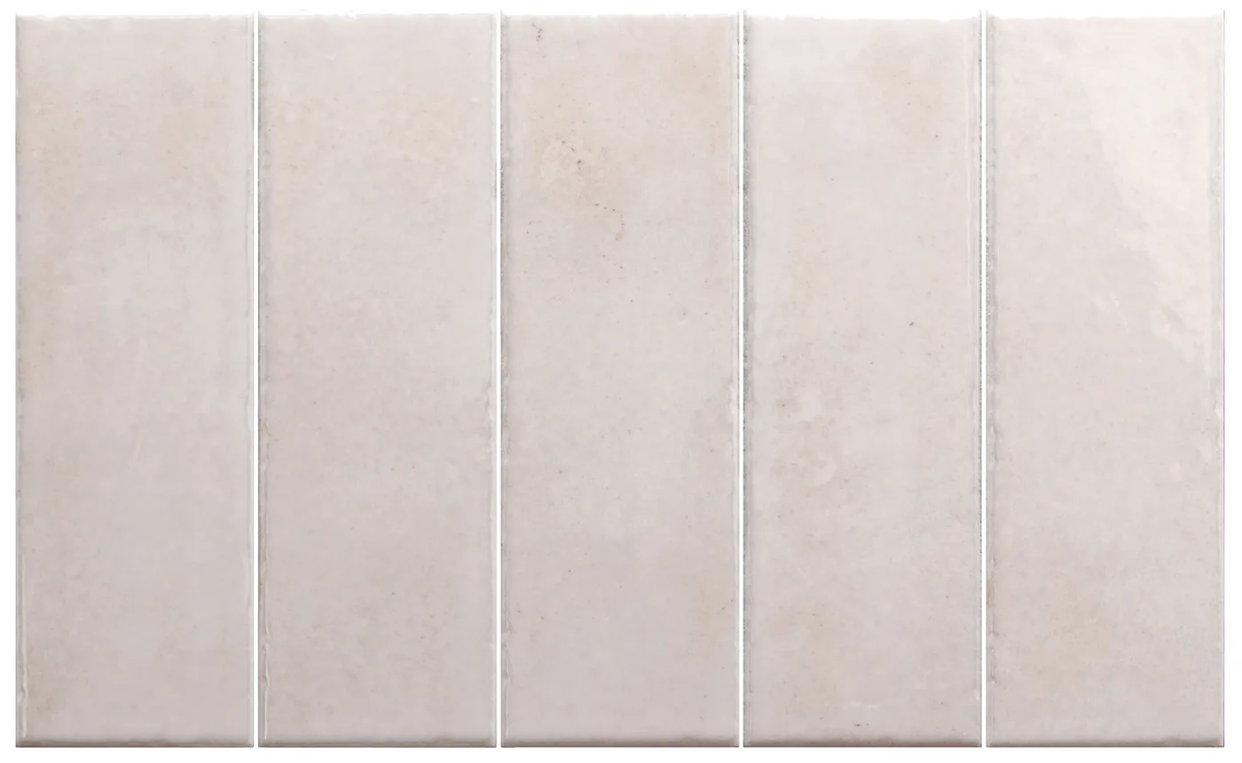 Cremeweiße längliche Riegelfliesen 6x18,6 cm, senkrecht verlegt, glänzend mit leichtem Relief und feiner Farbnuancierung.