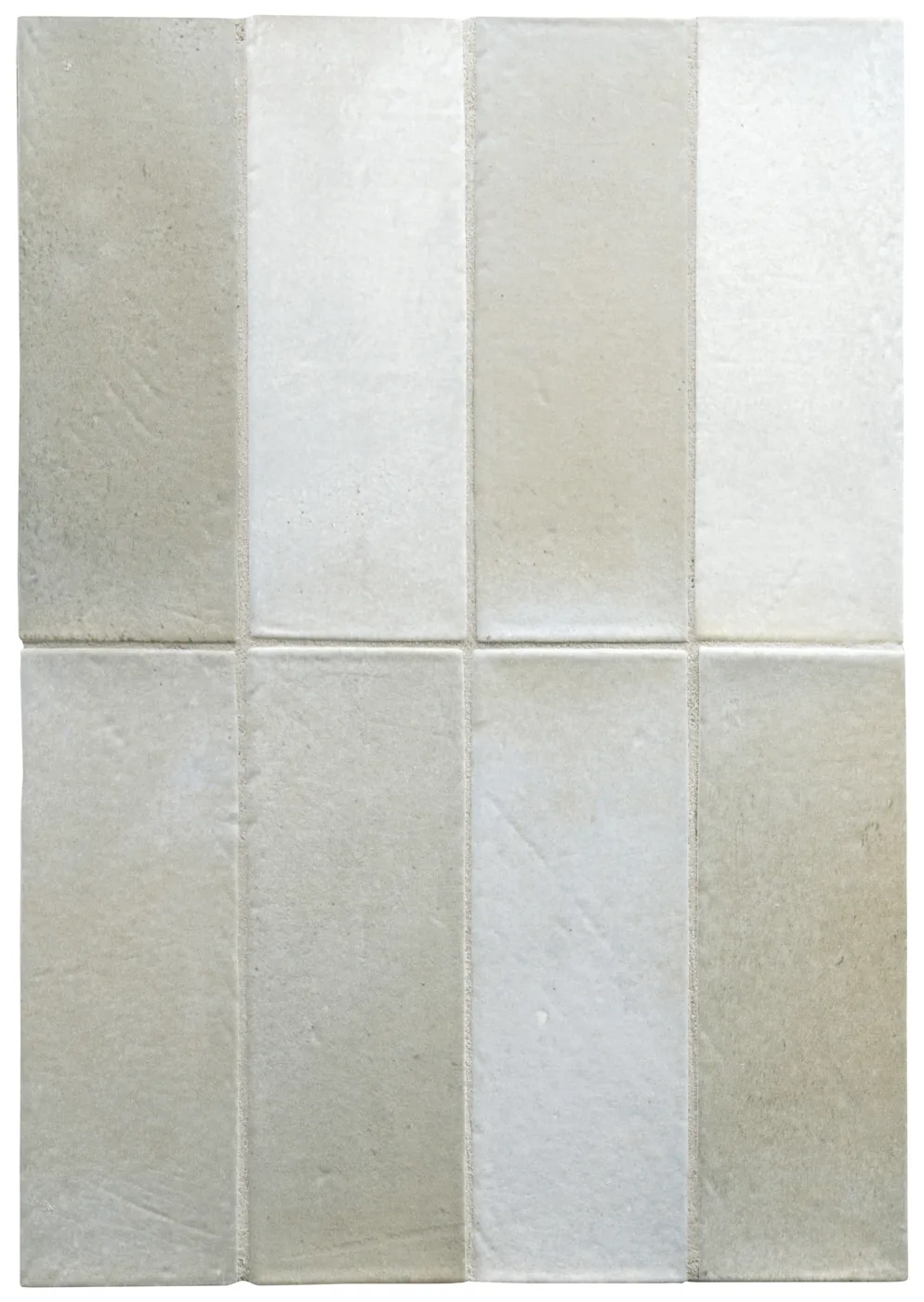 Hellgraubeige matte Riegelfliesen 5×15 cm, senkrecht in vier Bahnen verlegt, mit wolkiger Schattierung und matter Oberfläche.