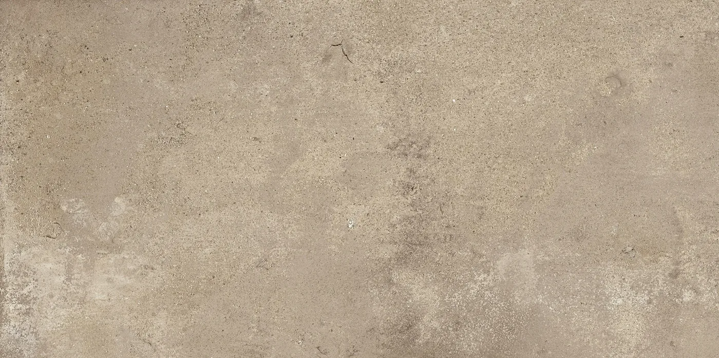 Betonoptik-Fliese 40x80 cm in warmem Beige, weich verlaufend mit sandfarbenen Schattierungen, matt.