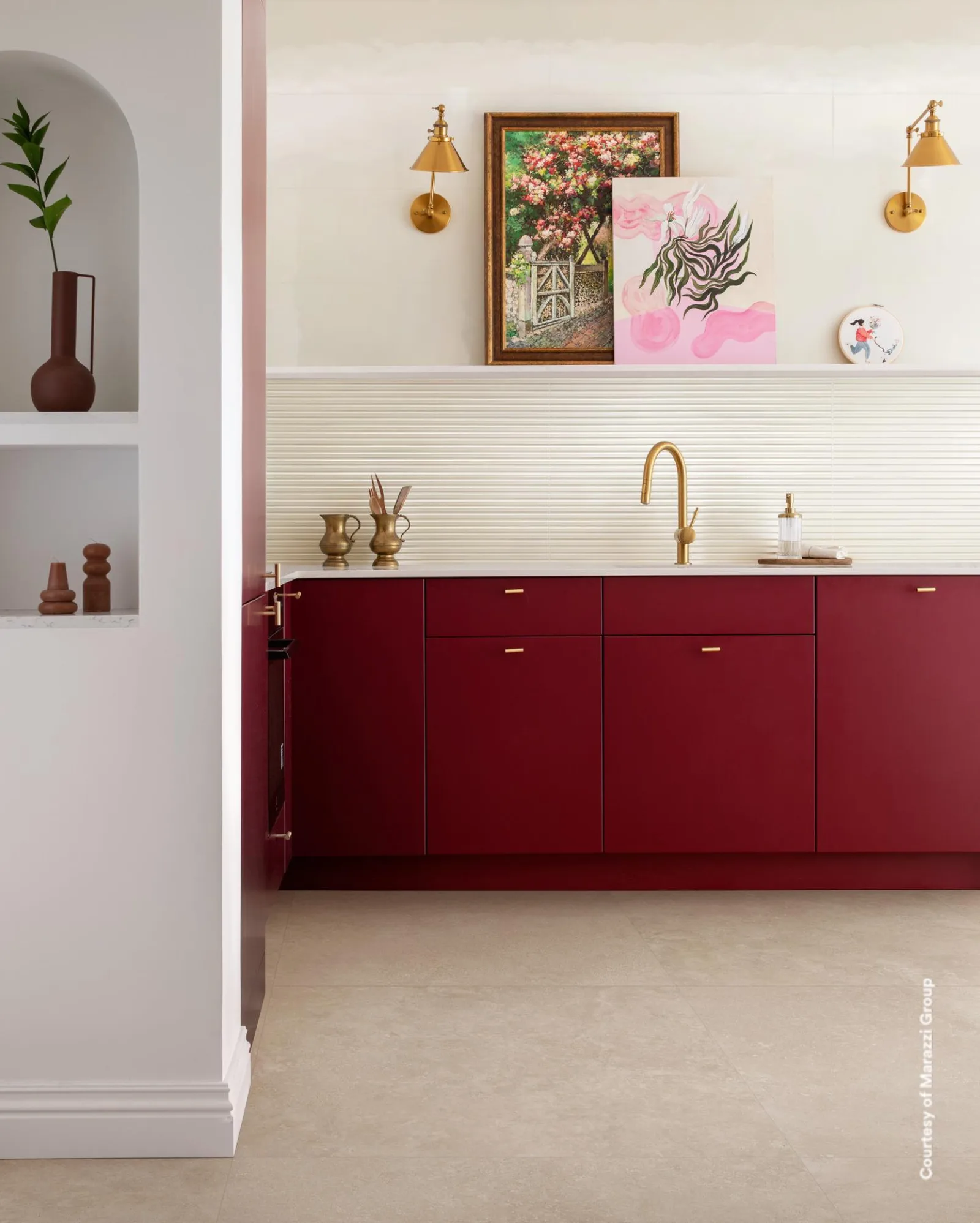 Marazzi Bliss 3D Fingers Cream: Küche mit bordeauxroten Fronten, Rillenrelief als Rückwand und Messingarmatur