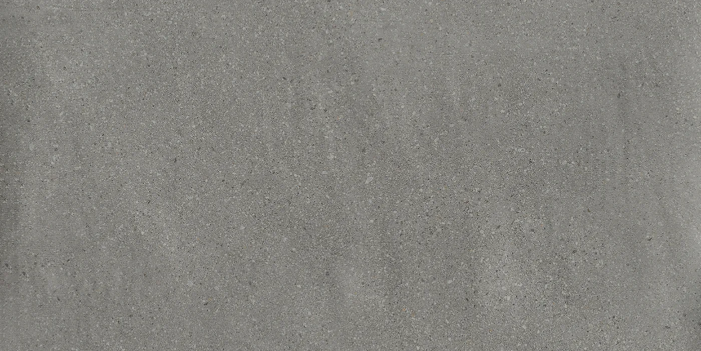 Dunkelgraue Fliese in Steinoptik, 15x30 cm, matte, fein gekörnte Oberfläche mit hellen Sprenkeln und weicher Wolkung.