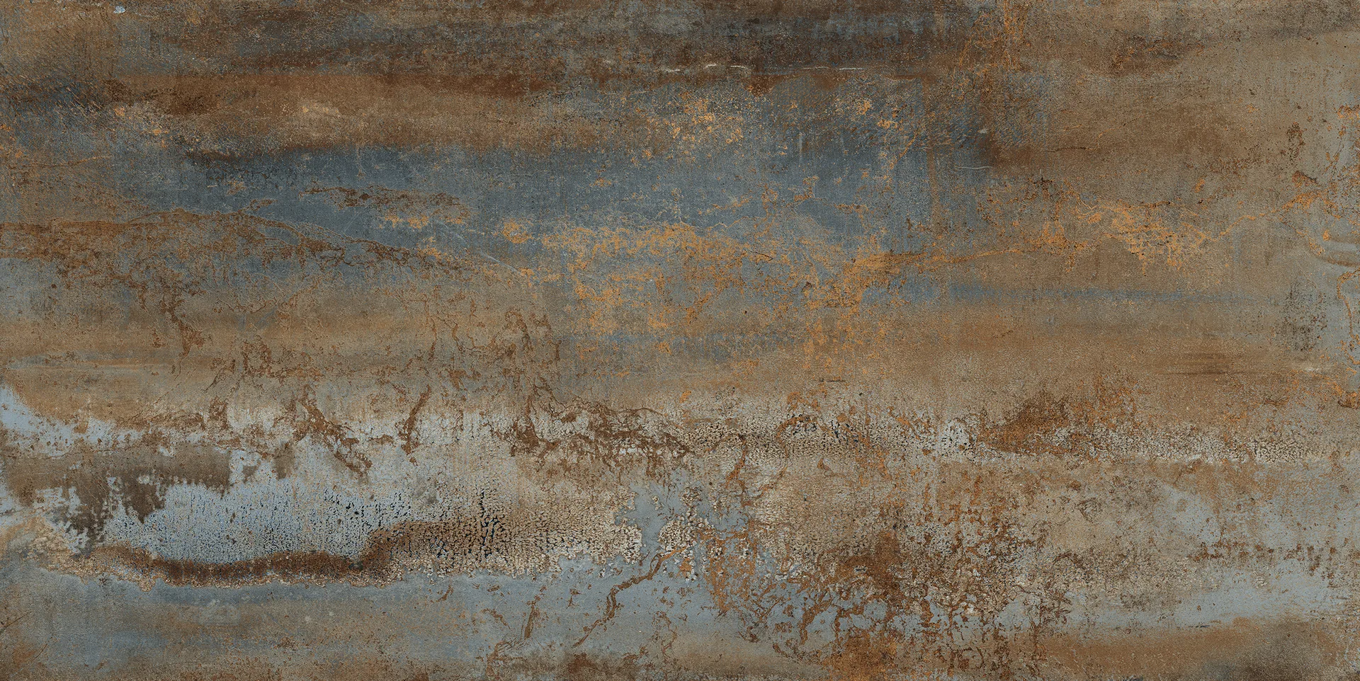 Rostbraune Metalloptik-Fliese 60×120 cm, matt, mit blaugrauen Oxidzonen und waagerechten Schlieren.